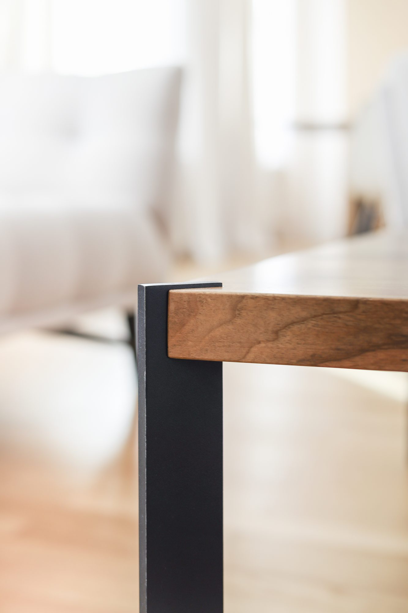 Brugmann 17 — La jonction table métal noir et plateau noyer — l'équerre invisible