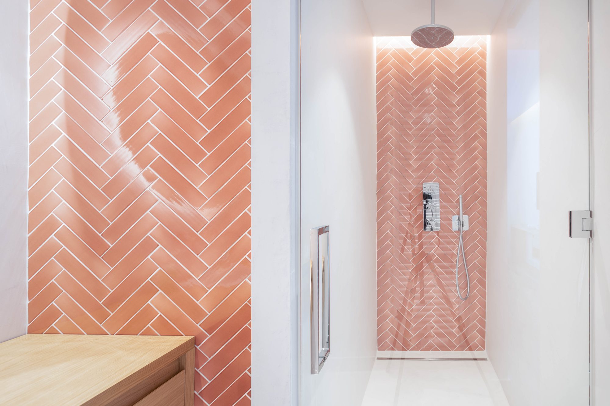 Brugmann 17 — La seconde salle d'eau — douche en zellige corail, pose chevron