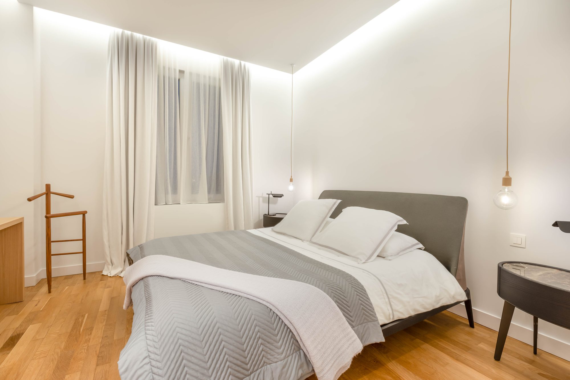 Brugmann 17 — La chambre — corniche lumineuse, valet de bois