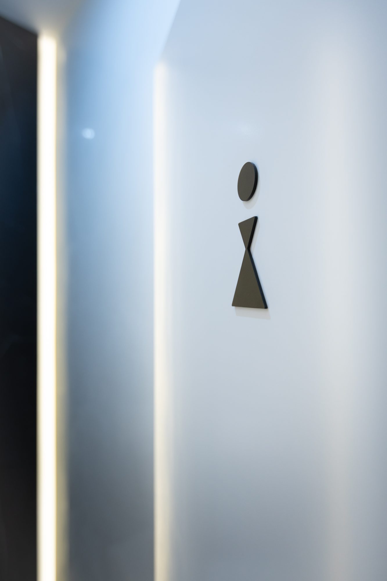 Brugmann 421 — Signalétique — pictogramme en métal noir, lumière rasante