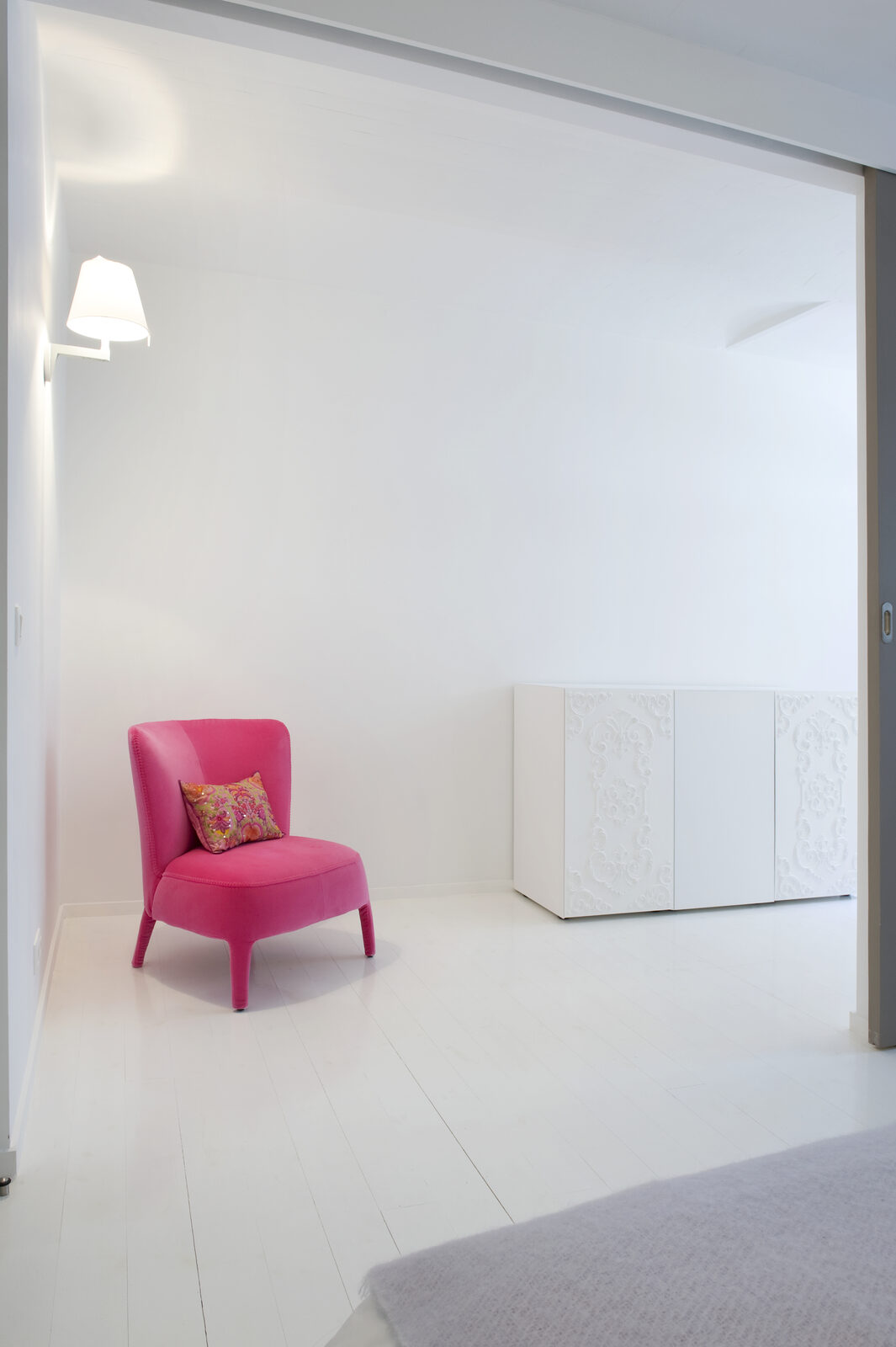 Fabriques — À l'étage des chambres : camaïeu de blancs, mobilier orné en relief, accent fuchsia