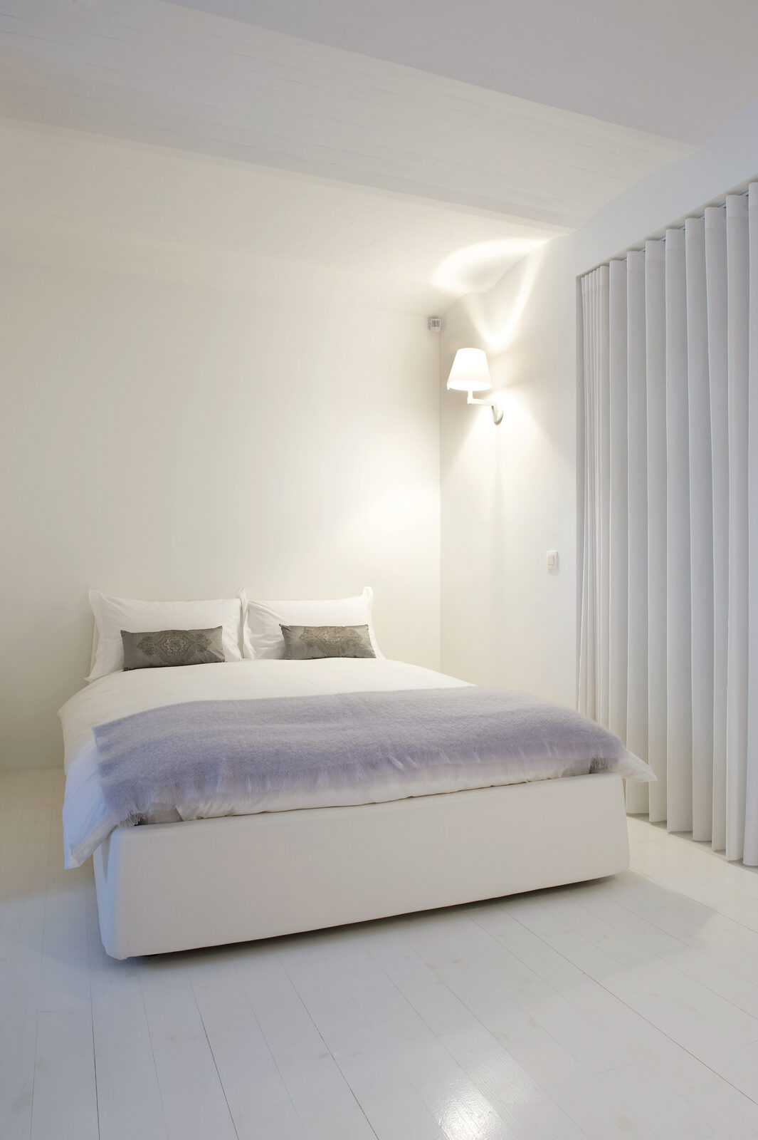 Fabriques — Chambre — plancher peint et plafond de bois blanchi