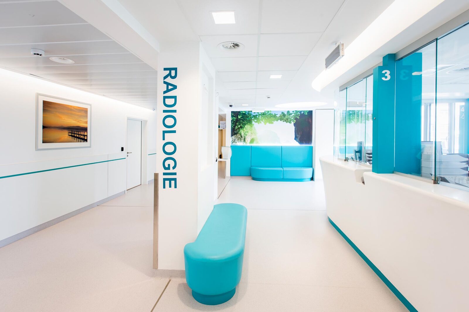 Hôpital Brien — Le plateau radiologie — mobilier et signalétique dessinés ensemble