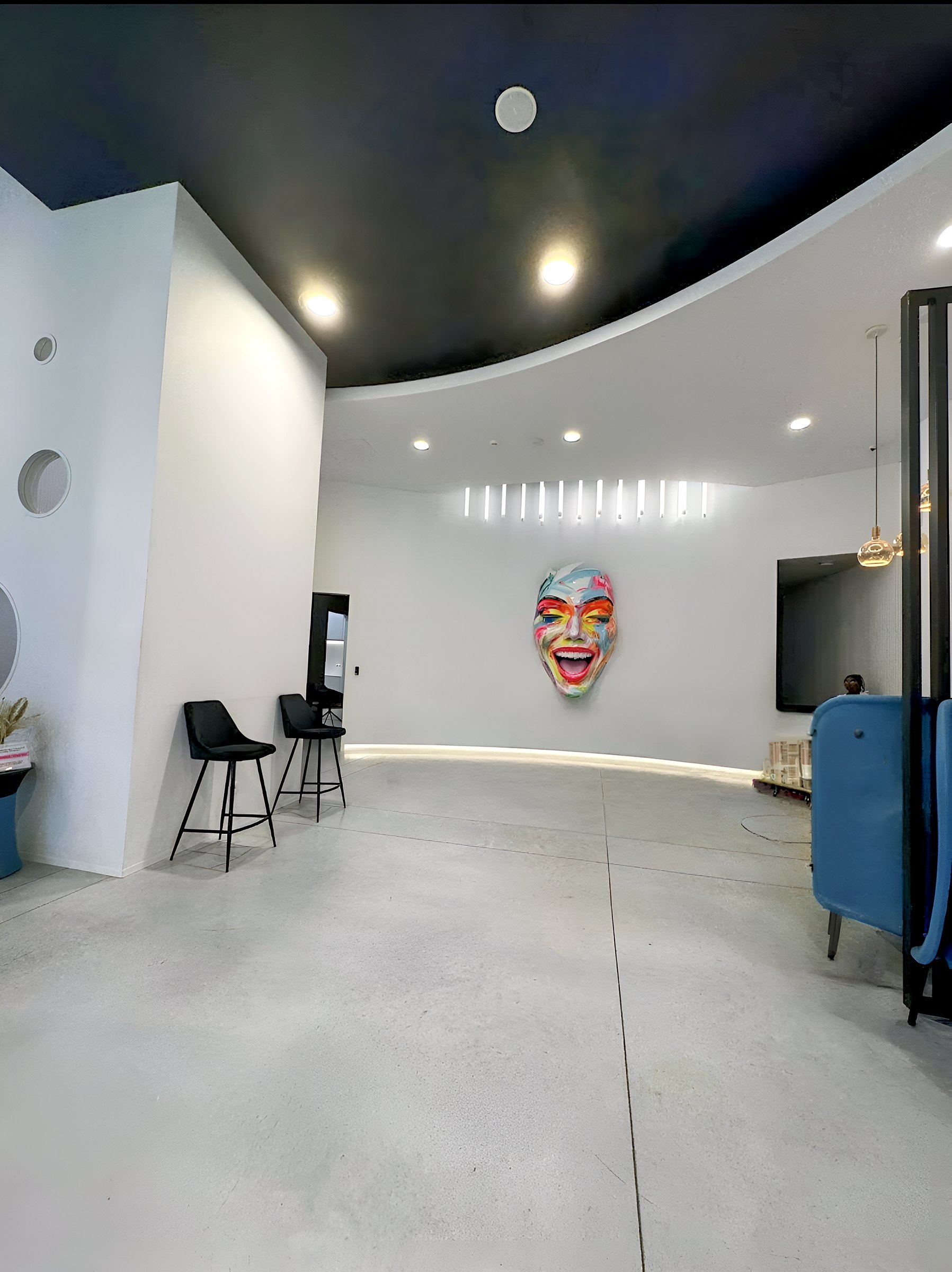 PEBS Forest — La salle courbe — plafond sombre, murs déroulés en ruban