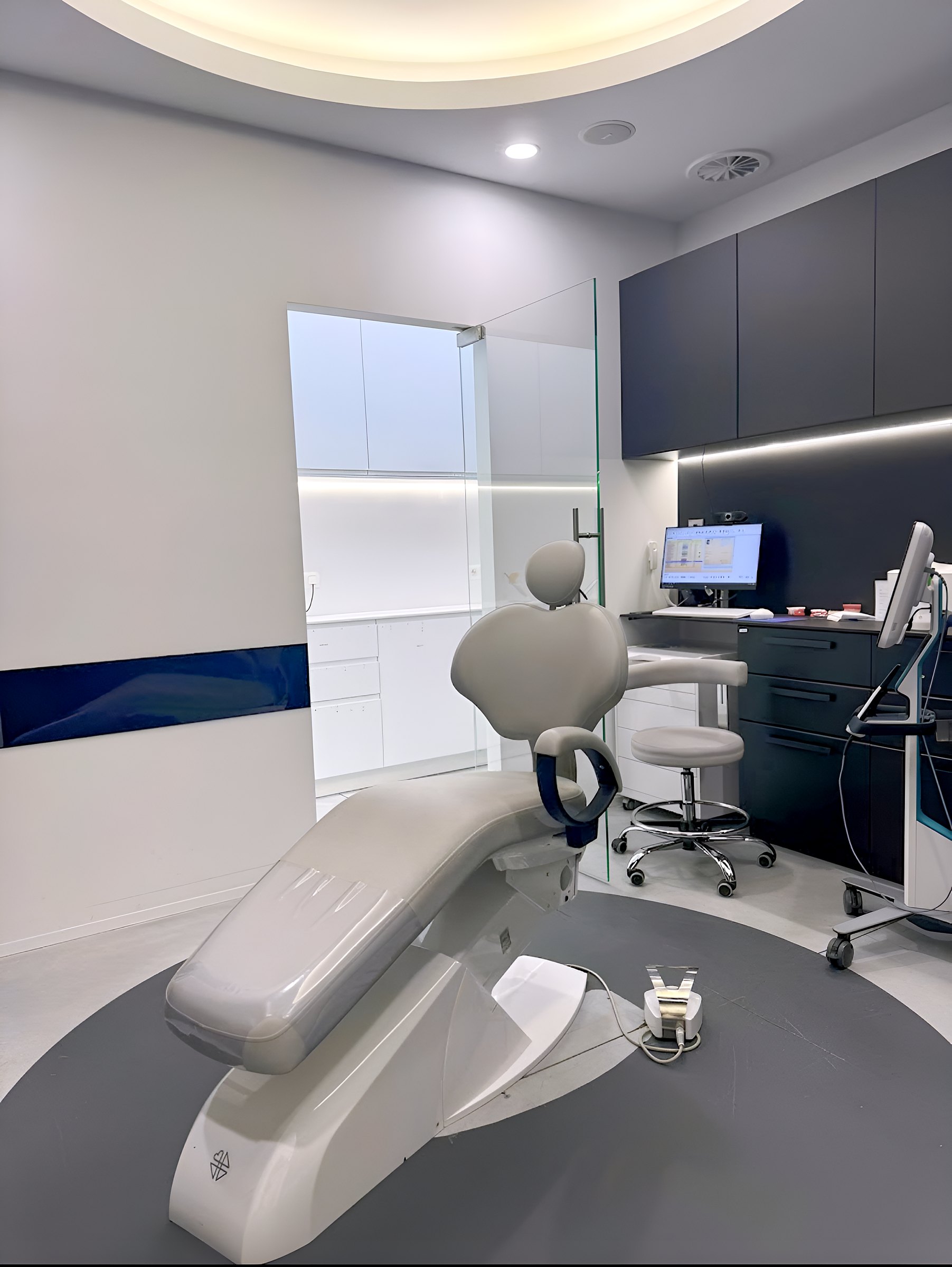 PEBS Forest — Une salle de soins — façades sombres, éclairage périphérique