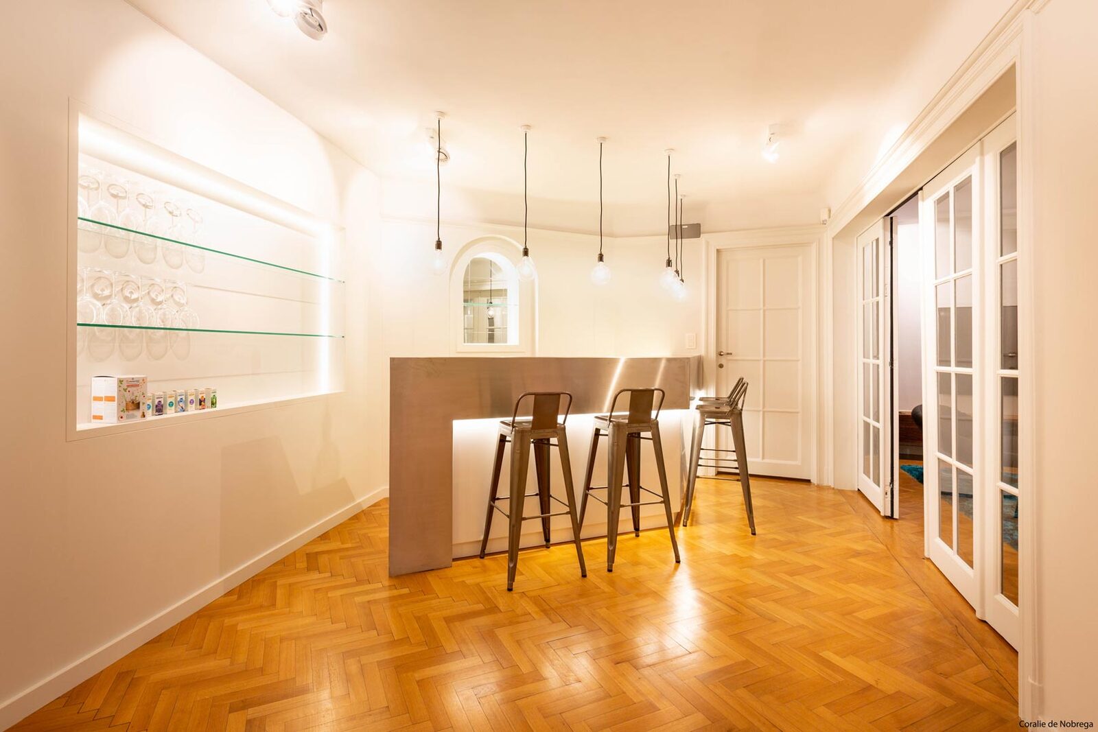 Puressentiel Appartement — L'espace d'accueil — comptoir et présentoir sous les moulures d'origine