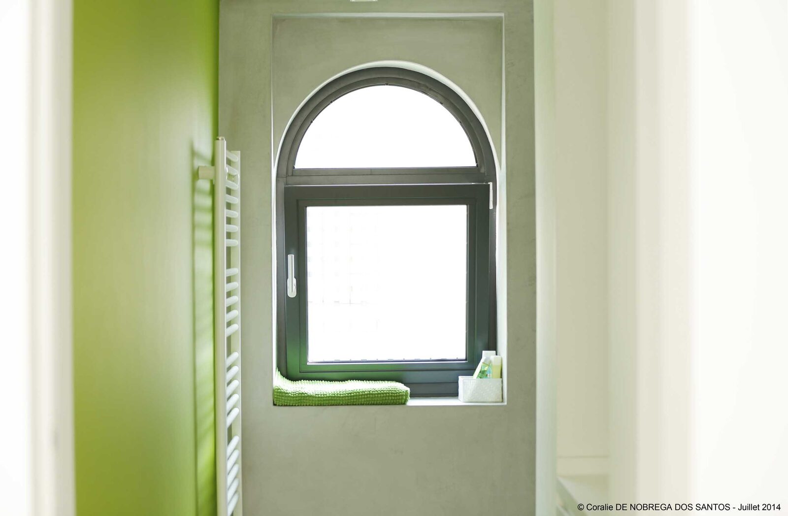 Statuaires 11 — Salle de bains — camaïeu vert anis, fenêtre en plein cintre