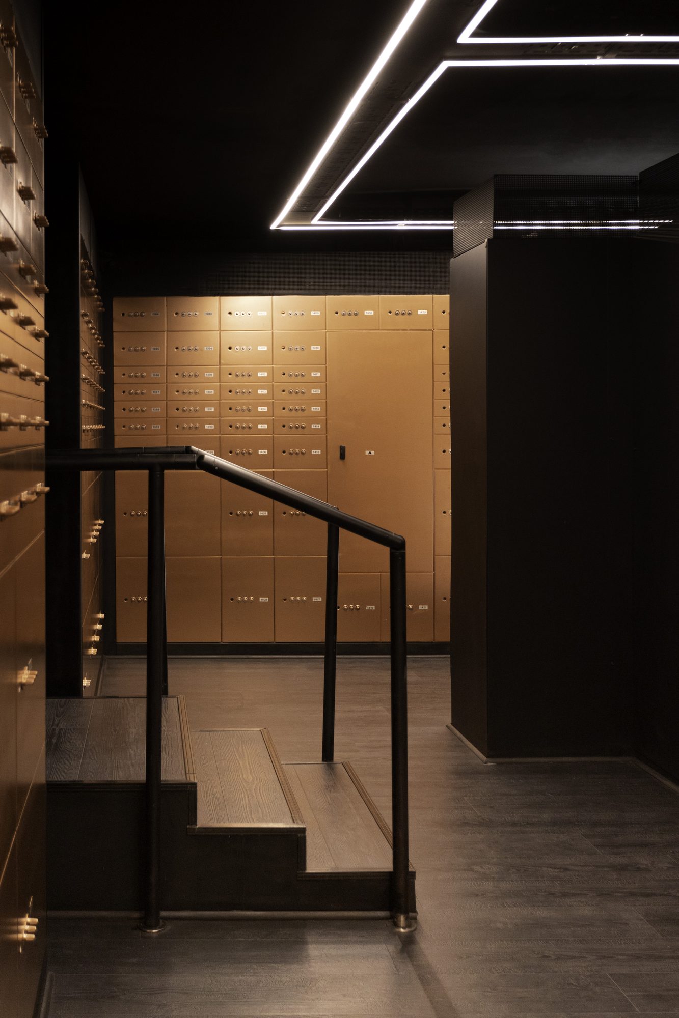 The Vault — La salle des coffres, sous un plafond de néons géométriques