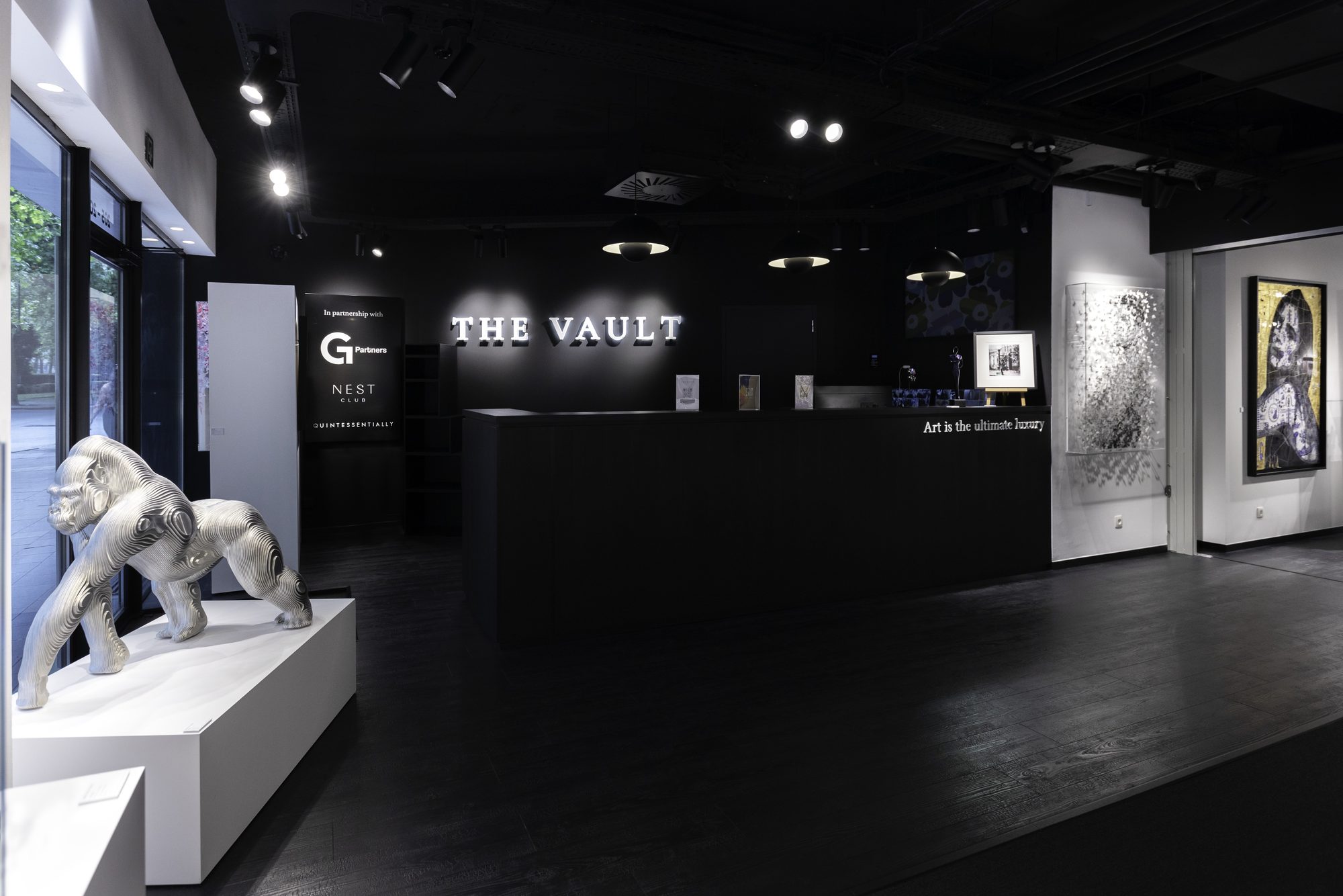 The Vault — Le hall d'entrée noir et son lettrage lumineux