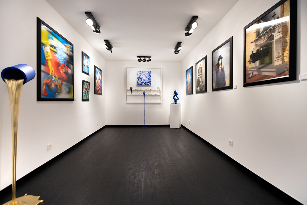 The Vault — Le couloir-galerie symétrique, parquet noir en fuite