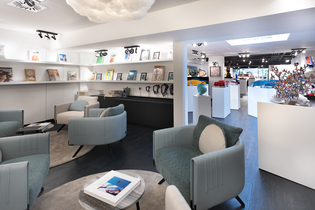 The Vault — Le lounge, ouvert sur le showroom
