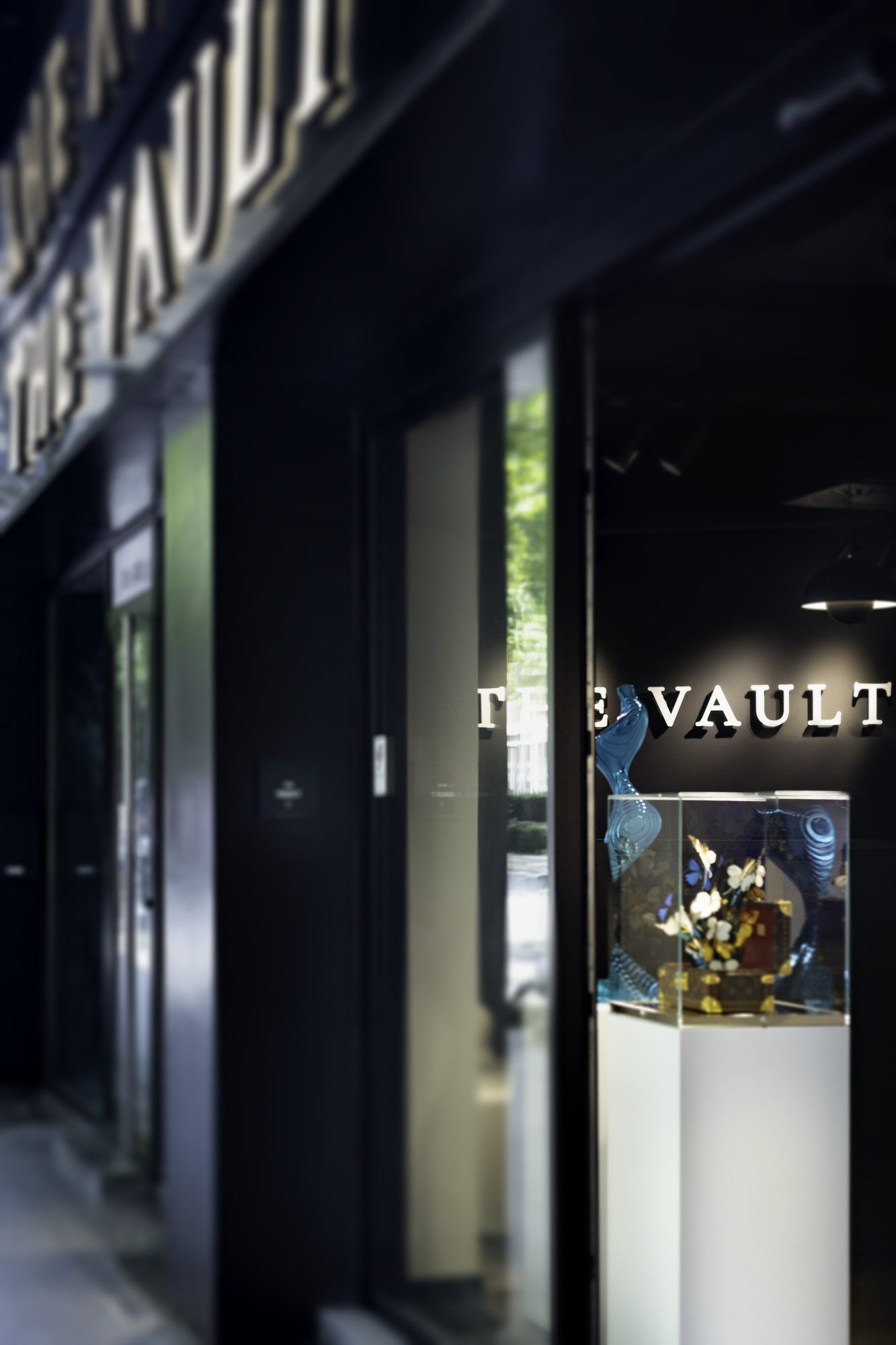 The Vault — L'espace blanc aux corniches LED indirectes