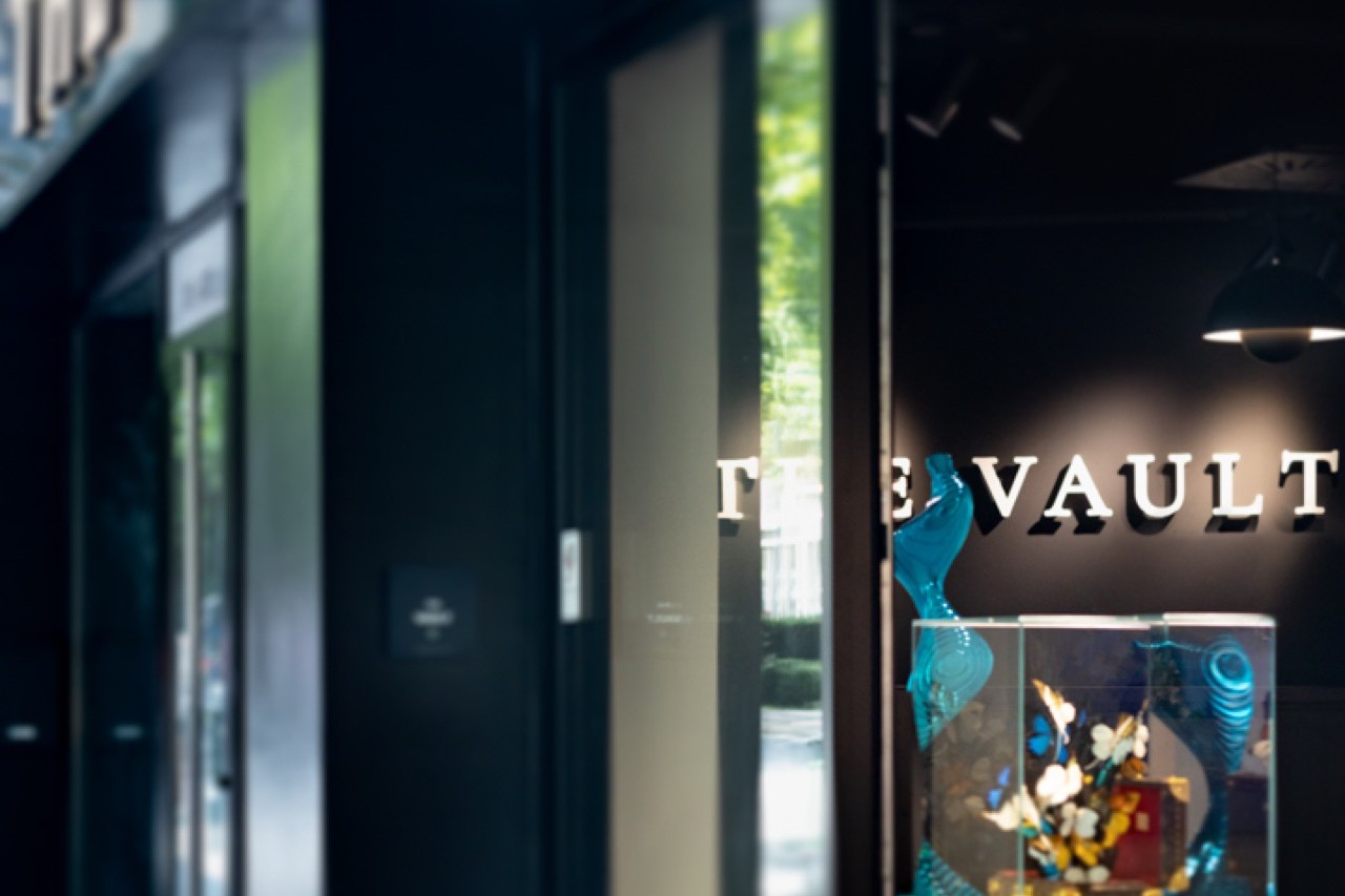 The Vault — galerie d'art contemporaine, enseigne et vitrine en devanture
