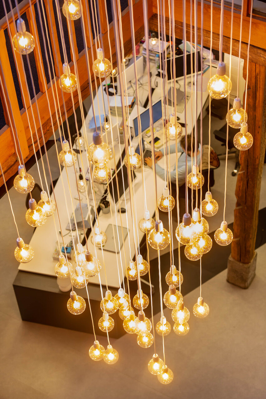 Your Agency — La cascade de suspensions dans la cage d'escalier