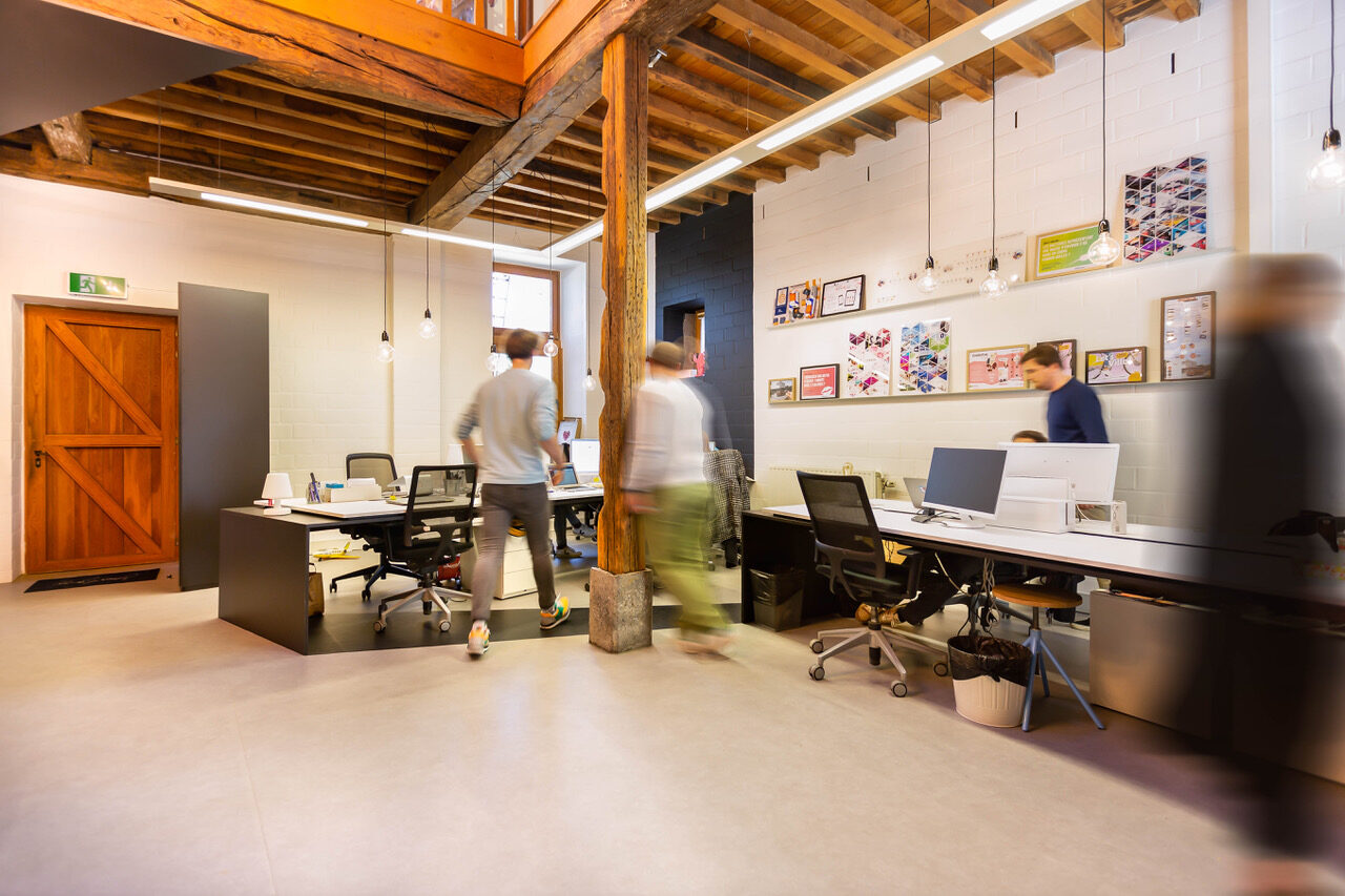 Your Agency — L'open space sous les fermes de bois apparentes